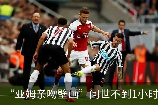 “亚姆亲吻壁画”问世不到1小时便被破坏!艺术家：这更证明需要它